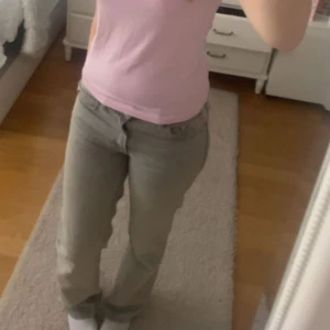 Grå raka jeans strl 36 - Säljer ett par grå jeans med klassisk femficksdesign och raka ben. Jeansen har normal passform och är tillverkade i mjukt jeanstyg. Perfekt för dig som gillar en enkel och clean look med diskret färg.