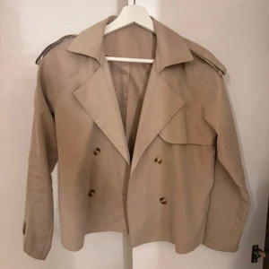 Beige kort trenchcoat med knappar - Söt inför hösten!!