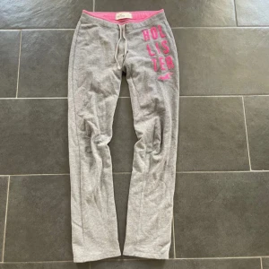 Hollister byxor - Säljer dessa fina lowaist byxor i XS | De är bra skick och väldigt eftertraktade | Hör av er vid funderingar