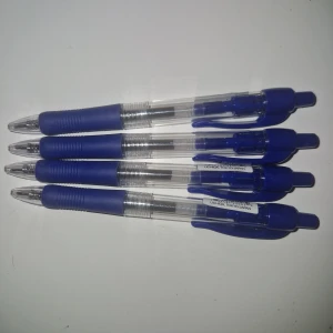 Kulspetspenna  - Fyra Marvy RB-7 blå kulspetspennor i nyskick. Pennorna har bekvämt grepp, genomskinlig kropp och tryckmekanism. Alla pennor är oanvända med skydd på spetsen kvar. Perfekt för skola, kontor eller hem.