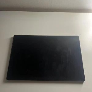 Samsung Galaxy Tab A8 - Samsung Galaxy Tab A8 i fint skick. Stor och tydlig skärm, Android-system, perfekt för surf, appar och streaming. Mindre spår av användning kan förekomma men inga synliga skador. Kameran och alla funktioner fungerar som de ska.
