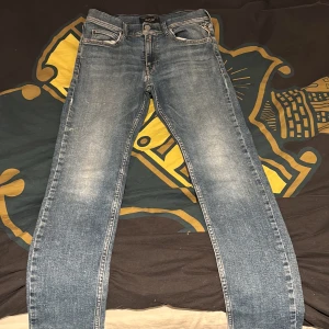 Blå Replay jeans Wallys - Snygga blå jeans från Replay, modell Wallys. Klassisk femficksdesign. Dem har några hål o därför är priset som det är fråga på i köp vetja😁👊🏼🙌
