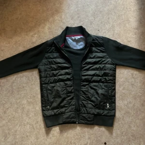 Militärfärgad cardigan från Iceland - En av de absolut snyggaste cardigan i gamet! Denna från Iceland i storlek M. Västen har dragkedja framtill och två fickor med dragkedja. Hög kvalitet och bra pris! Skriv vid frågor!👍