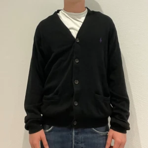 Svart kofta från Polo Ralph Lauren - Ralph lauren kofta || Storlek L || Modellen på bilden är 170cm och väger 62kg || Tveka inte på att höra av dig vid frågor eller funderingar 