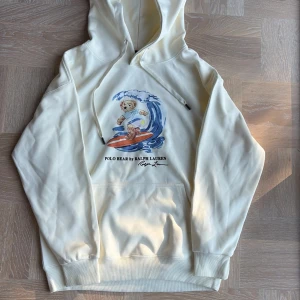 Ralph lauren hoodie  - Tja! Säljer denna creme/ beige Ralph lauren hoodien i grymt skick. Använd 2-3 gånger kanske, helt utan defekter. Storlek L. Hör av er vid eventuella frågor eller funderingar :)