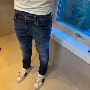 Nudie jeans slim fit - Säljer nu dessa snygga Nudie Jeans som jag precis köpte med dem är tyvärr för långa, så säljer de nu här för väldigt bra pris. Jag skulle säga att de passar till de flesta outfits och tillfällen. Materialet är gött och har inget att klaga på. Hör av er vid funderingar!