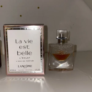La Vie Est Belle L'Éclat 30ml - Lancôme La Vie Est Belle L'Éclat EdP, 30 ml. En elegant parfym i snygg flaska, perfekt för dig som vill sticka ut med en ikonisk doft från ett välkänt märke. Återstående mängd kvar.