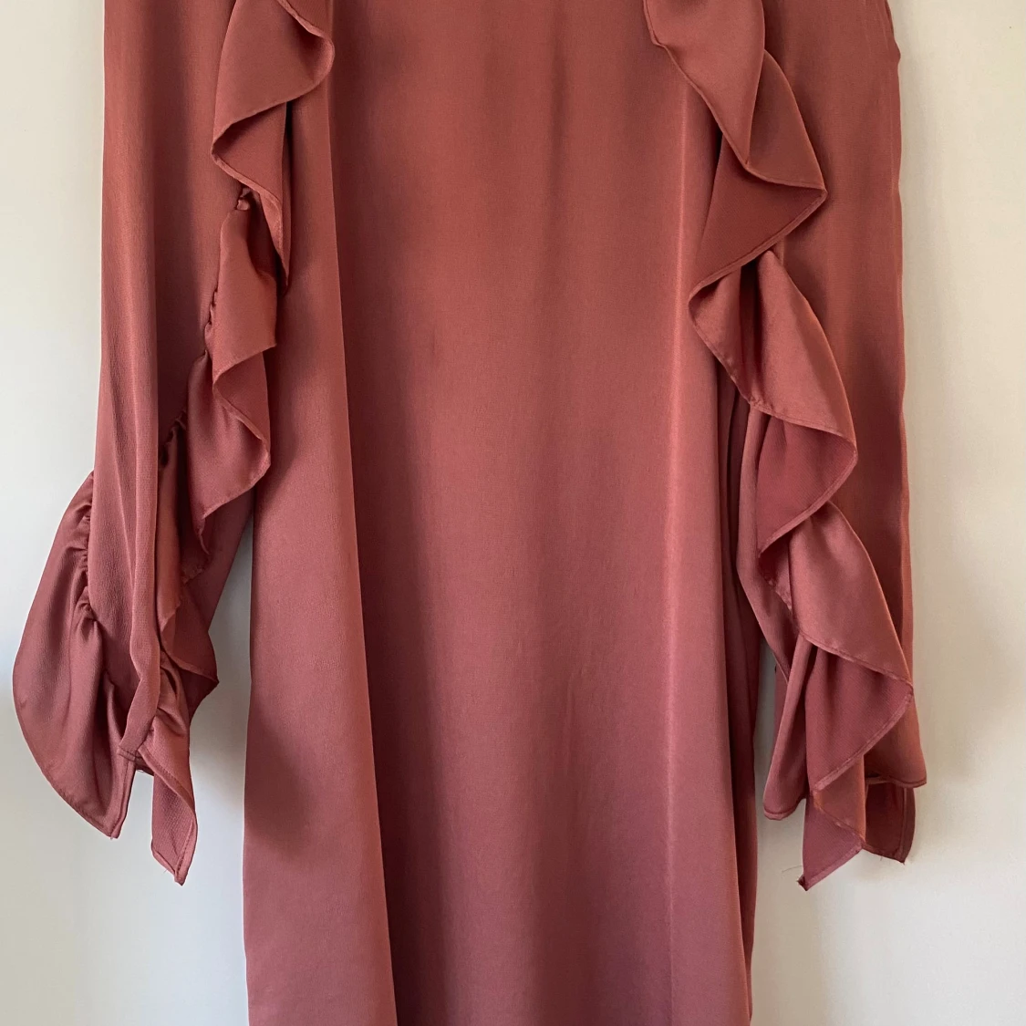 Rosa klänning med volangärmar