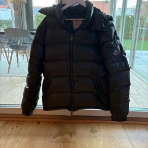 Moncler Maya - Storlek 4 vilket motsvarar L/XL. Bra skick. Finns några fläckar som knappt syns. Annars är det i nyskick. 
