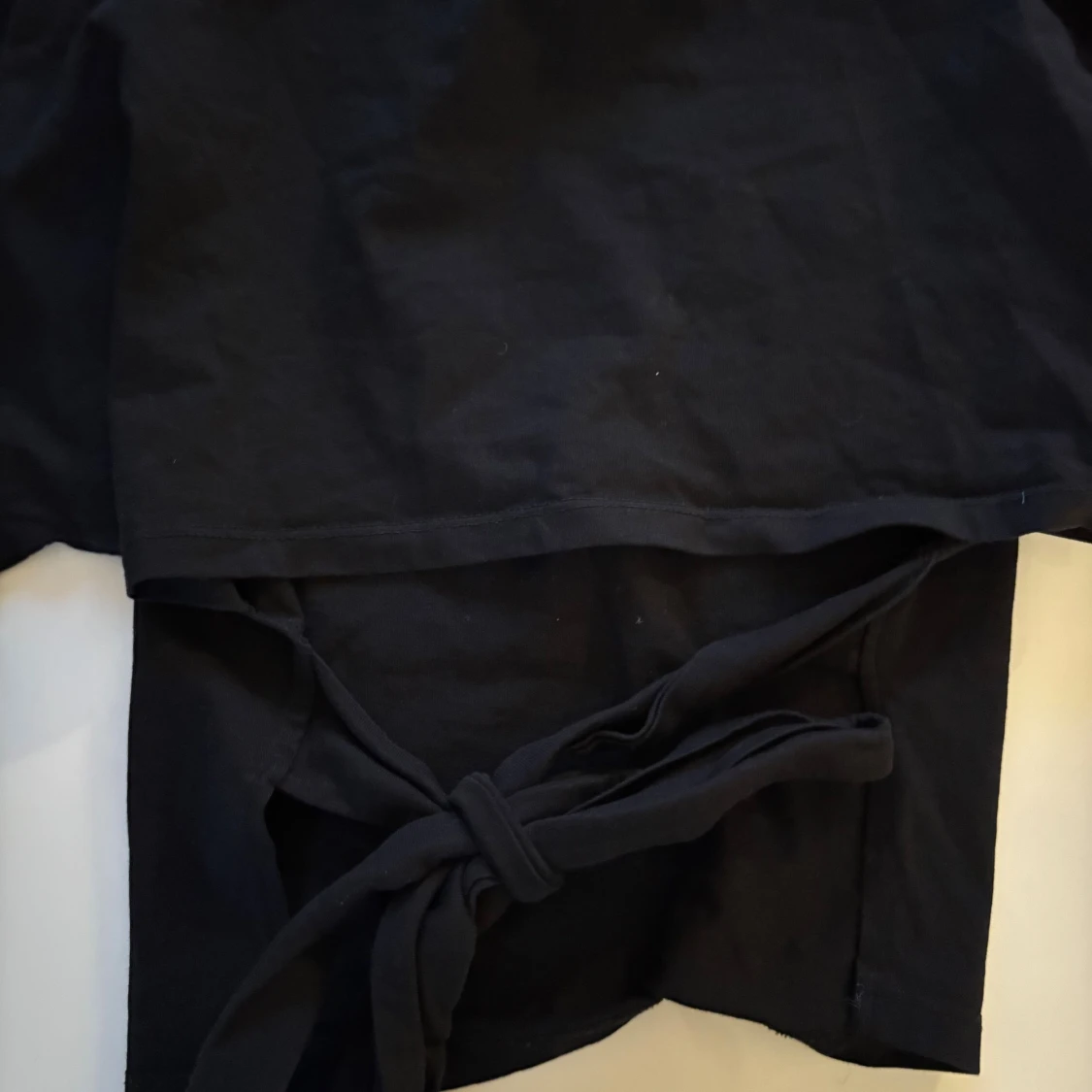 Svart croppad topp med knyt från Nelly - 1