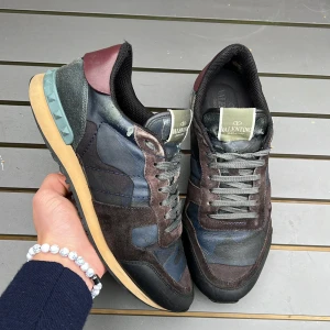 Valentino rockrunners 41 - Supersnygga och trendiga rockrunners! Perfekta för dig som letar nya skor inför höst och vintern! En varm och tålig sko! Size 41! Skick 8/10 som på bilderna! Valentino kort ingår vid köp! Hör av dig vid minsta fundering🤩