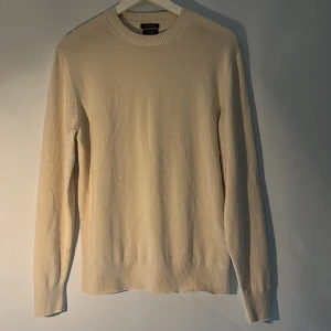 Massimo Dutti Tröja - Snygg beige stickad tröja från Massimo Dutti med rund hals och ribbade muddar. Tillverkad i en mjuk blandning av bomull och ull, perfekt för lager på lager. Riktigt bra skick, kom privat för frågor eller funderingar.💭🙌🏻
