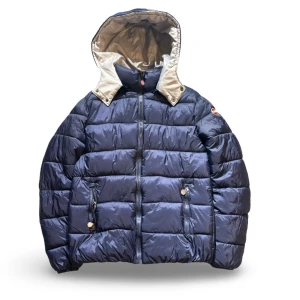 Colmar jacka - Hej! Säljer nu min jacka från märket Colmar, storlek M, bra skick. Tveka inte på att höra av dig om du har frågor eller funderingar kring jackan!