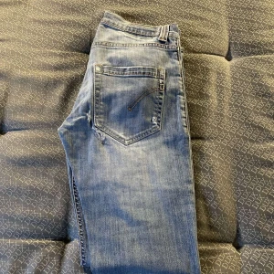 Dondup jeans - Tja säljer dessa ass feta och stilrena jeans från Dondup , jeansen är i utmärkt skick och är nästan helt oanvända, skit feta slitningar på jeans , tveka inte att höra av er vid minsta funderingar 💯💯💯💯