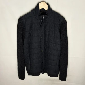 Massimo dutti cardigan  - Modellen är 185. 