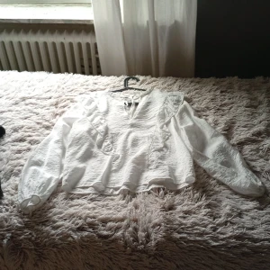 Vit blus från kappahl  - vit blus från kappahl med vålanger både på bak o fram sida. aldrig använd. Pris kan diskuteras