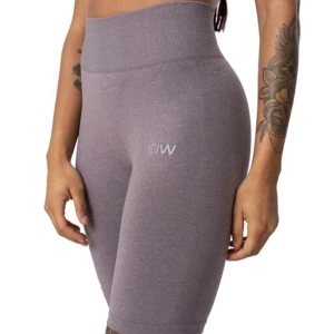 Shorts från ICIW/ ICANIWILL  - Säljer ett par lila seamless shorts från ICANIWILL med hög midja och tight passform. De är tillverkade i ett stretchigt syntetmaterial som sitter skönt och följer kroppen. Perfekta för träning och gym. Diskret ICW-logga på benet.