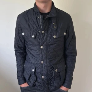 Navy blå Barbour jacka - Riktigt snygg navy blå Barbour jacka perfekt till höst och tidig vinter. Nypris ca:4500kr mitt pris 750kr. Grabben på bilden är ca 180 cm lång 