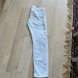 Dondup - Tja säljer ett par Byxor från dondup, riktigt feta! Riktigt bra pris! 🏆 storlek 29!