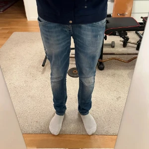 Dondup george jeans. - Säljer ett par blå slim fit jeans från märket dondup. (Modellen är George) Jeansen är i bra skick med riktigt schyssta slitningar. Nypris ca: 4000 mitt pris: 899 Jeansen är i waist 32 men skulle säga att de sitter mer som 31