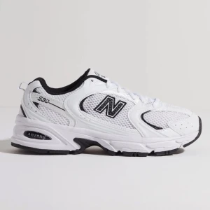 Vita New Balance 530 sneakers - Säljer ett par klassiska New Balance 530 sneakers i vitt med svarta detaljer. Skorna har meshpaneler för extra andningsförmåga, skön dämpning och snörning framtill. Nyskick, endast provade 🩷 Nypris 1399kr