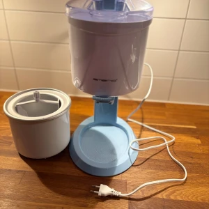 Emerio Glass Ice Cream Maker - Emerio glass ice cream maker i nyskick, komplett med frysskål och lock. Enkel att använda med tydlig av/på-knapp. Perfekt för hemmagjord glass och sorbet. Inga synliga defekter eller slitage, ren och välvårdad. Passar utmärkt i köket för glassälskare. Den funkar utmärkt för mjukglass