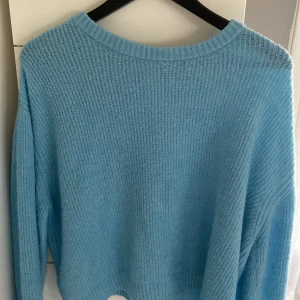 Ljusblå stickad tröja - Superfin ljusblå stickad tröja i mjukt material med rund hals och långa ärmar. Enkel, ribbad struktur, både mysig och stilren! Perfekt till jeans eller kjol under kyliga dagar. Sitter perfekt oversized på XS/S🩵