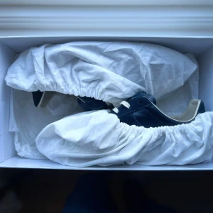 Maison Margiela - Säljer mina Maison Margiela nu till vintern då jag inte längre använder dem. Storlek 42,5 i herr. Skicket är bra, väl omhändertagna. Original låda och dustbags medföljer. Skriv vid funderingar.
