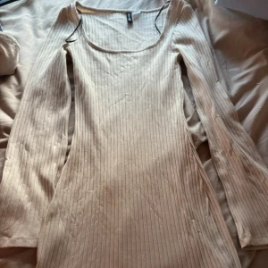 Klänning - Beige kort klänning med utsvängda armar! Endast använd 1 gång💗