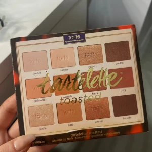 Tarte Tartelette Toasted ögonskuggspalett - Tartelette Toasted är en ögonskuggspalett med 12 varma nyanser i matta och skimriga toner. Färgerna går i beige, brons, koppar, guld och bruna nyanser. Endast swatchat
