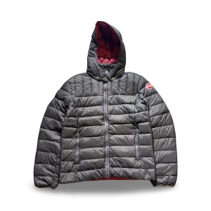 Colmar jacka - Hej! Säljer nu min jacka från märket Colmar, storlek 48/M, bra skick. Tveka inte på att höra av dig om du har frågor eller funderingar kring jackan!