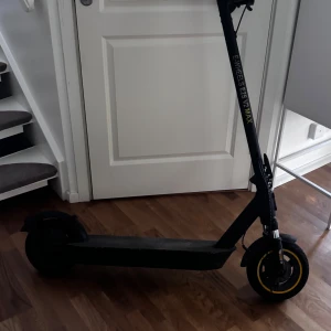 E-Wheels E2S V2 MAX - E-Wheels E2S V2 MAX elscooter i gott skick. Utrustad med digital display,  punkteringafria däck båda. Kör i 40km/h men du kan själv välja hur snabbt du vill köra genom den digitala skärmen Batteriindikatorn syns tydligt och inga större skador eller slitage är synliga på bilderna. Perfekt för smidig och miljövänlig pendling. PRIS KAN DISKUTERAS!!!