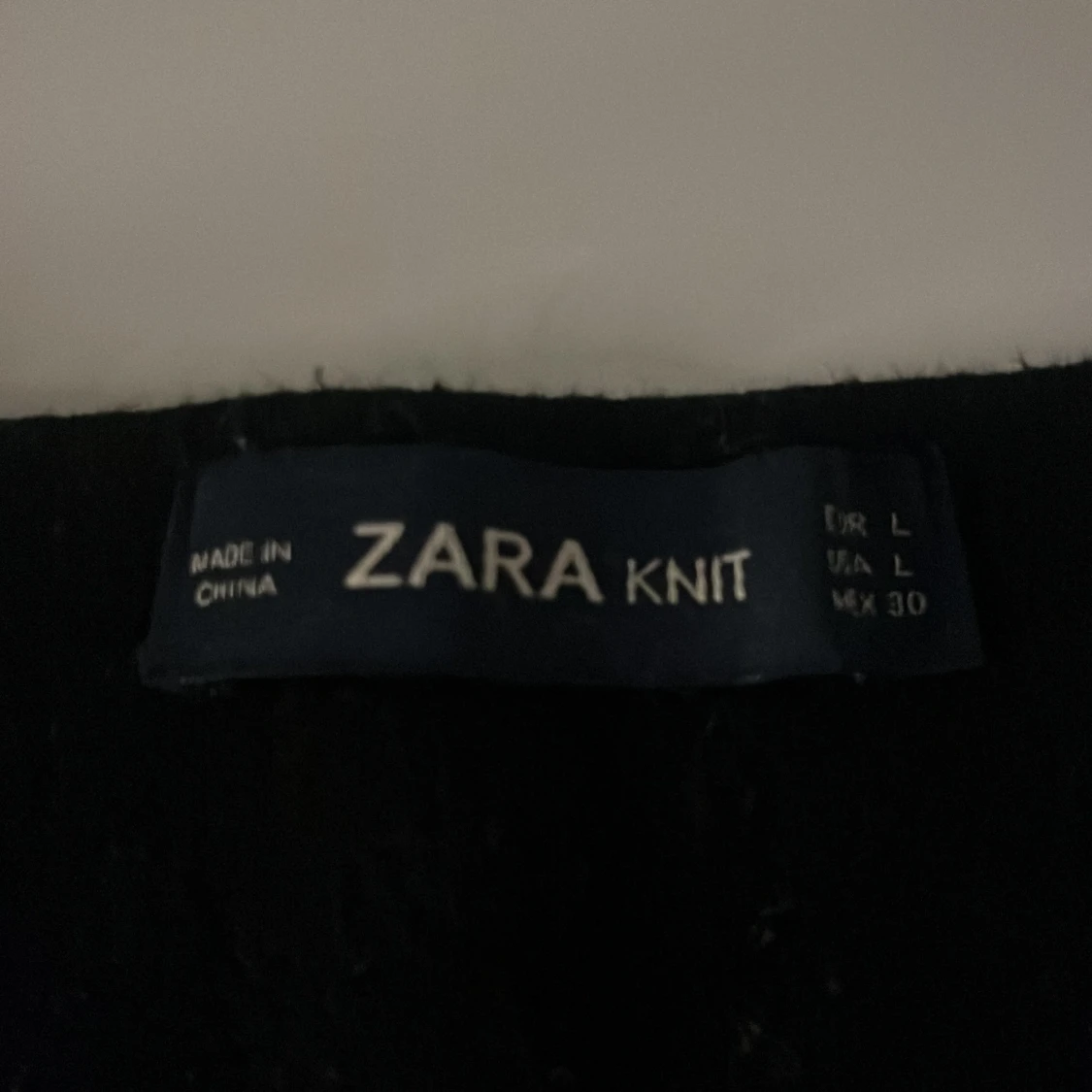 Svart stickad tröja med guldknappar Zara - 1