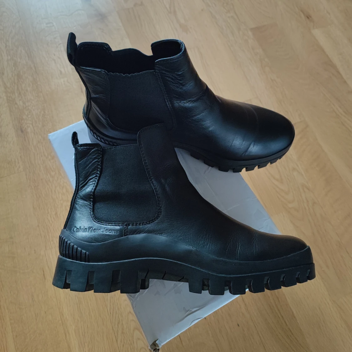 Svarta chelsea boots från Calvin Klein - 1