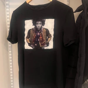 Limitato t-shirt - Snygg limitato t-shirt i bra skick utan några defekter. Priset går alltid att diskutera