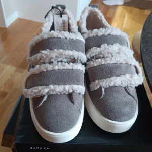 Skor - Populära skor från Duffy i grå mocka med fluffiga detaljer. Oanvända endast prövade