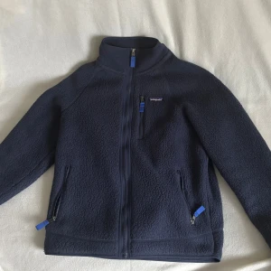Patagonia mörkblå fleece  - Mörkblå Patagonia fleece använd bara ett fåtal gånger. Storlek M. Nypris 1700
