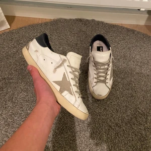 Golden Goose skor - Säljer ett par riktigt feta golden gosse skor i sick 7/10. Skorna är i storlek 41. Jag har tyvärr ingen box eller kvitto. Pris kan diskuteras 🤝🔥 Skriv gärna vid funderingar ✅👍