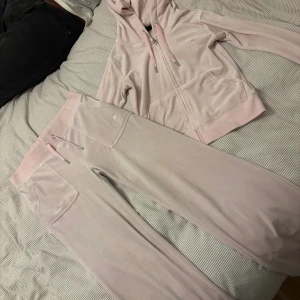 Juicy Couture - Säljer mitt juicy set, enbart använt några gånger. Ser helst att man köper båda men kan tänka mig sälja separat för 500kr styck🩷