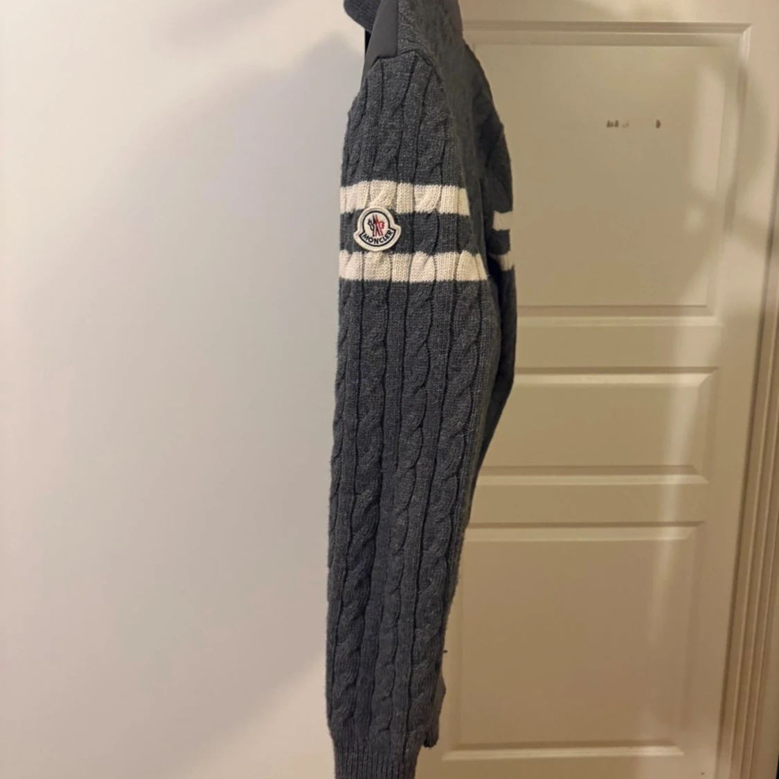 Grå pufferjacka från Moncler - 1