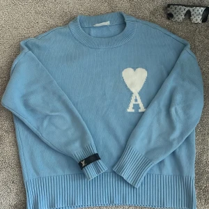 Ami Paris - Skön Ami Paris sweatshirt som inte gick till mer än 3 användningar, strl M skön passform rätt så relaxed fit as bra för djuriga outfits, kan skicka fler bilder vid önskemål.