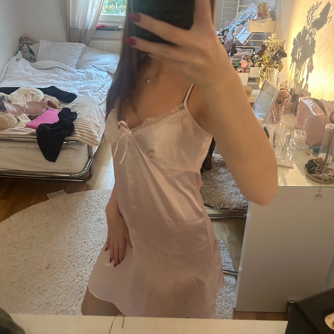 Ljusrosa satinklänning med spets