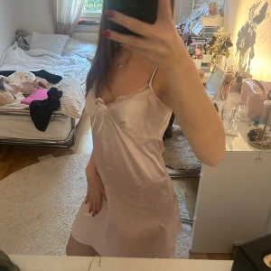 Ljusrosa satinklänning med spets - Rosa nattlinne med spets detaljer, storleken är S men passar även xs. Defekter finns och syns på de två sista bilderna men är inget som märks eller påverkar användning💞