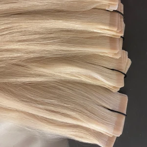 Blonda tejphårförlängningar / löshår - 200 gram tejplöshår i färgen Extra ljusblond, 50cm långt, från Deligtful hair. 80 st slingor utan tejp (tejp finns på några enstaka oanvända slingor) Fästena är tunna och diskreta, perfekta för att smälta in i ljust hår. Passar dig som vill ha extra längd och volym.                          Säljer då jag endast satte i dom en gång och tog av dagen efter för att jag inte var bekväm med att ha löshår, så håret är i nyskick