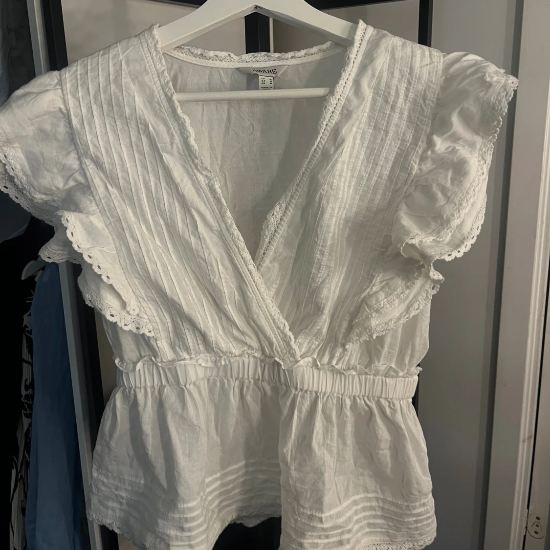 Vit omlottblus med volang från Aware - 1