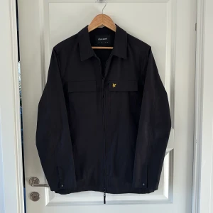 Overshirt från Lyle & Scott - Väldigt mörk marinblå overshirt från Lyle & Scott i storlek M. Tvärsnygg men har tyvärr blivit för liten för mig. Den är i mycket bra skick och tveka inte på att hör av er vid minsta fundering!😃