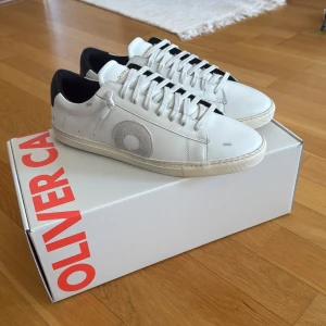Vita sneakers från Oliver Cabell - Helt nya Oliver Cabell skor i storlek 42 men borde även passa 43. Har aldrig används innan och är i bästa skicket den kan vara. Köpte dessa skor från deras hemsida i America för 2000kr + 200kr frakt + 1700kr tull och importmoms, skorna passade inte mig och jag kunde inte skicka tillbaka.