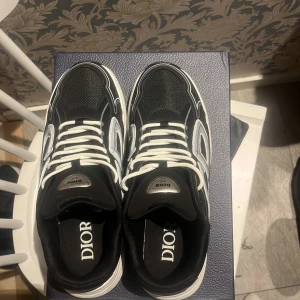 Dior B30 - Dior B30 i svart/vit. Säljer då de är för små. Använda 1 gång och box ingår. 45 men passar 44 också. Pris kan diskuteras.
