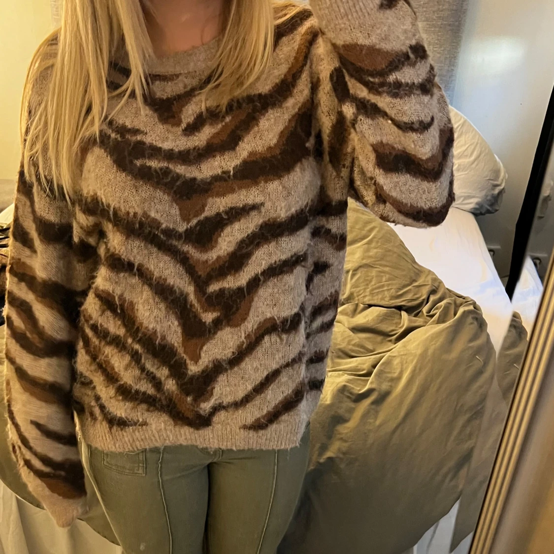 Beige zebramönstrad stickad tröja - 3