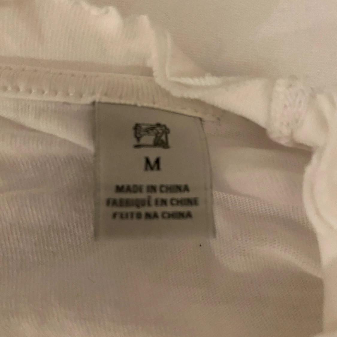 Vit t-shirt med symaskinslogga - 3